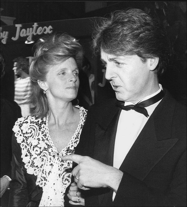 Пол Маккартни с супругой Линдой, 13 декабря 1982 года - Sputnik Латвия