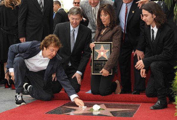 Пол Маккартни на открытии звезды  легенде Битлз Джорджу Харрисону (посмертно) на голливудской аллее славы в Лос - Анджелосе - Sputnik Латвия