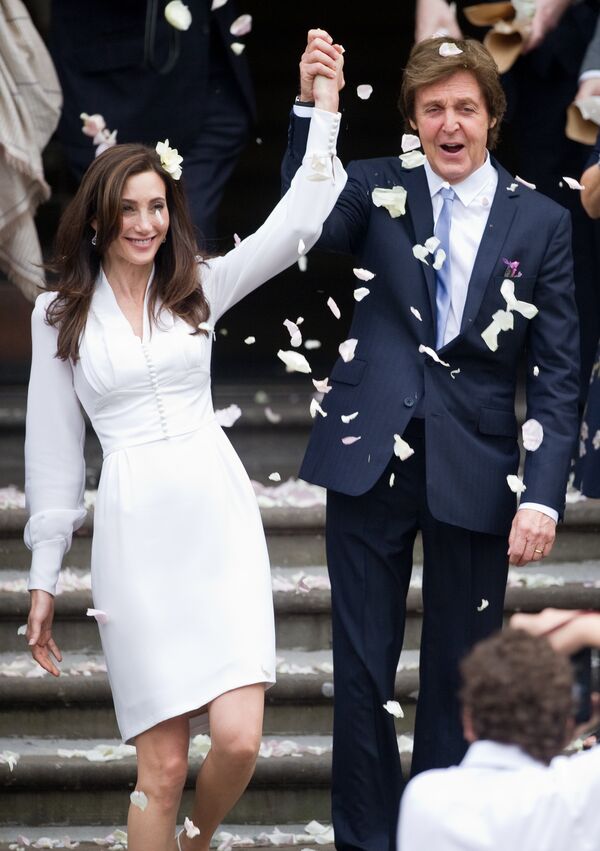 Легенда Битлз Пол Маккартни и его новая жена Нэнси Шевелл после регистрации брака 9 октября 2011 года - Sputnik Латвия