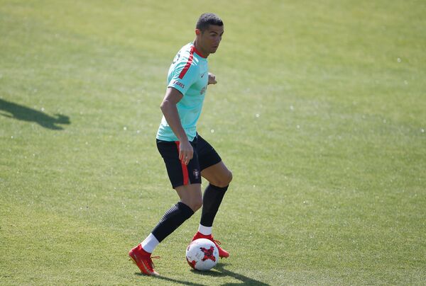 Игрок национальной сборной Португалии по футболу Криштиану Роналду Игрок национальной сборной Португалии по футболу Криштиану Роналду - Sputnik Latvija