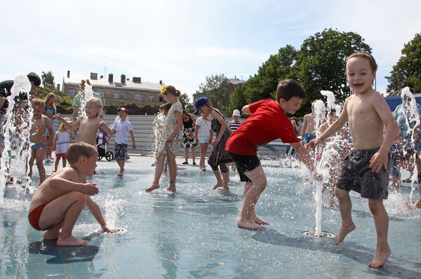 В брусчатке разбит фонтан, который будет освежать в жаркие дни - Sputnik Латвия