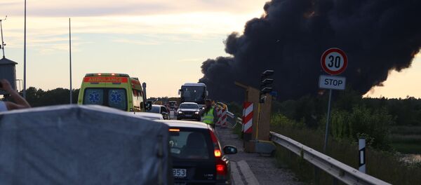 Atkritumu šķirošanas un pārstrādes stacijā uzliesmojušā ugunsgrēka dūmi Atkritumu šķirošanas un pārstrādes stacijā uzliesmojušā ugunsgrēka dūmi - Sputnik Latvija