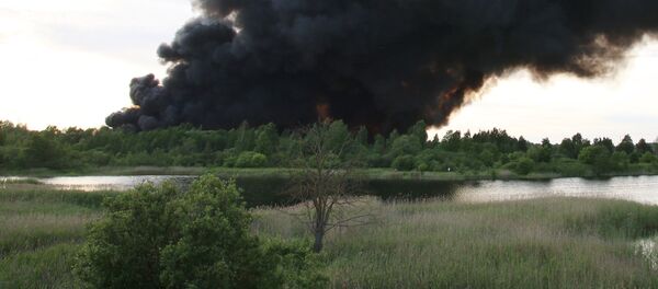 Atkritumu šķirošanas un pārstrādes stacijas ugunsgrēka dūmi Jūrmalā Atkritumu šķirošanas un pārstrādes stacijas ugunsgrēka dūmi Jūrmalā - Sputnik Latvija