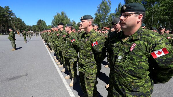 Солдаты канадской армии на церемонии открытия ФПП НАТО в Адажи - Sputnik Латвия