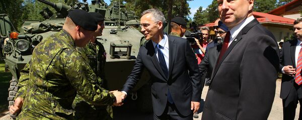 Генсек НАТО Йенс Столтенберг и президент Латвии Раймондс Вейонис на церемонии развертывания многонационального батальона НАТО в Латвии - Sputnik Латвия