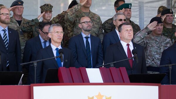 Генсек НАТО Йенс Столтенберг и президент Латвии Раймондс Вейонис (на первом плане) на церемонии развертывания многонационального батальона НАТО в Латвии - Sputnik Латвия