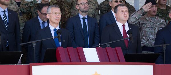 Генсек НАТО Йенс Столтенберг и президент Латвии Раймондс Вейонис (на первом плане) на церемонии развертывания многонационального батальона НАТО в Латвии Генсек НАТО Йенс Столтенберг и президент Латвии Раймондс Вейонис (на первом плане) на церемонии развертывания многонационального батальона НАТО в Латвии - Sputnik Латвия