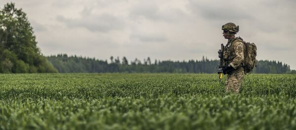 Karavīrs mācībās Karavīrs mācībās - Sputnik Latvija