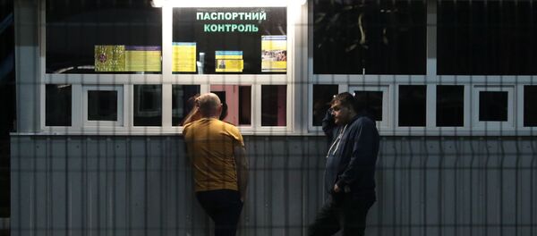 Ukrainas pilsoņi starptautiskajā caurlaides punktā pie Ukrainas un Polijas robežas - Sputnik Latvija