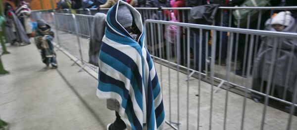 Ребенок-беженец из Сербии рядом с забором на регистрацию - Sputnik Латвия