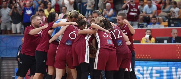 Сборная команды Латвии во время баскетбольного матча со сборной Сербии - Sputnik Латвия