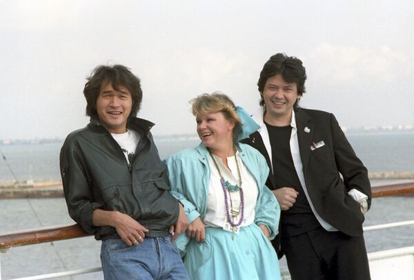 Актер и певец Виктор Цой, актриса Нина Ильина и казахский режиссер фильма Игла Рашид Нугманов - Sputnik Латвия