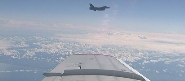 Истребитель НАТО приблизился к самолету министра обороны РФ - Sputnik Латвия