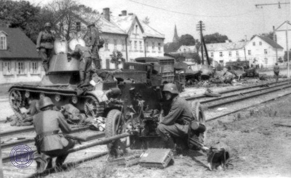28 июня 1941 года. Солдаты немецкой армии после боя на улице Виенибас гатве 28 июня 1941 года. Солдаты немецкой армии после боя на улице Виенибас гатве - Sputnik Латвия