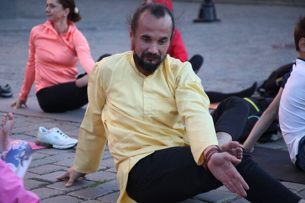 Инструктор по йоге Андрей Ермолинский Инструктор по йоге Андрей Ермолинский - Sputnik Латвия