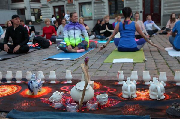 Международный день йоги на Ратушной площади Старой Риги Международный день йоги на Ратушной площади Старой Риги - Sputnik Латвия