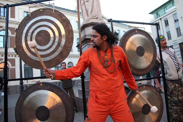 Международный день йоги на Ратушной площади Старой Риги Международный день йоги на Ратушной площади Старой Риги - Sputnik Латвия