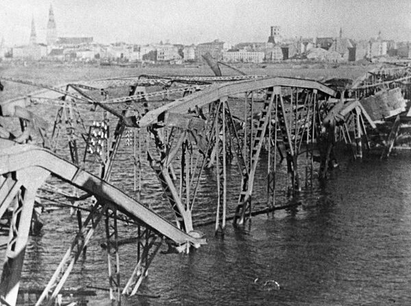 Разрушенный мост в Риге Разрушенный мост в Риге - Sputnik Latvija