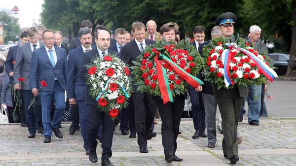 Возложение венков к памятнику Освободителям Риги, 22 июня 2017 - Sputnik Латвия