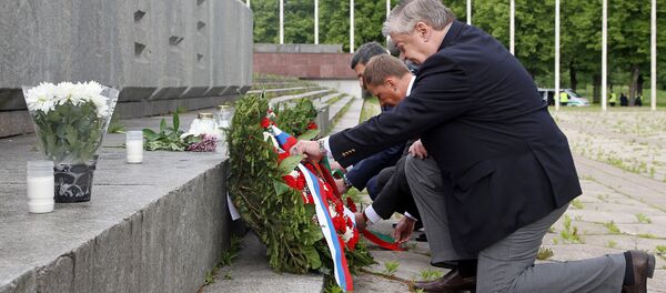 Посол России в Латвии Евгений Лукьянов возложил венки к памятнику Освободителям Риги Посол России в Латвии Евгений Лукьянов возложил венки к памятнику Освободителям Риги - Sputnik Латвия