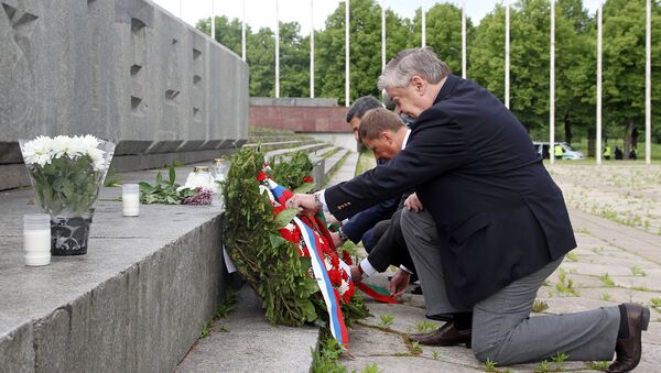 Посол России в Латвии Евгений Лукьянов возложил венки к памятнику Освободителям Риги - Sputnik Латвия