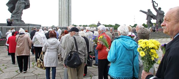 Vainagu nolikšanas ceremonija pie pieminekļa Rīgas Atbrīvotājiem 2017. gada 22. jūnijā - Sputnik Latvija