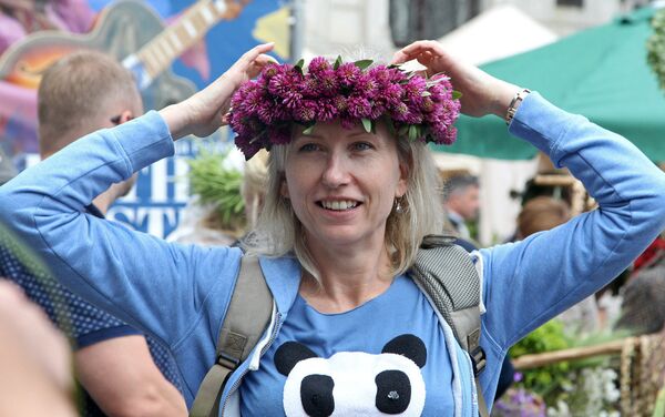 В преддверии праздника Лиго в Риге на Домской площади прошла традиционная Травяная ярмарка - Sputnik Латвия
