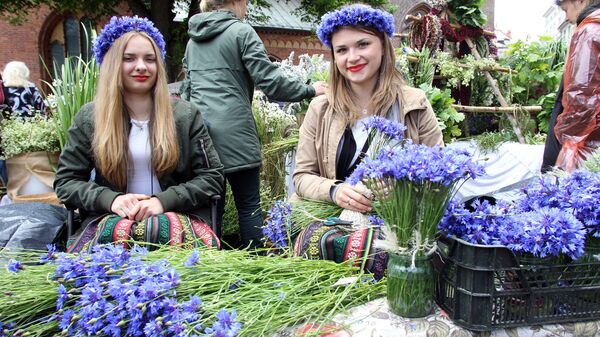 Лива и Мария встали в 4 утра, чтобы приехать с цветами из Бауски на Травяной рынок - Sputnik Латвия