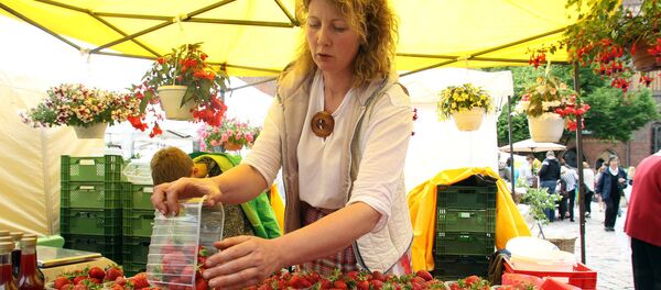 От местной клубники ломились прилавки, но покупатели ее разбирали без энтузиазма - Sputnik Latvija