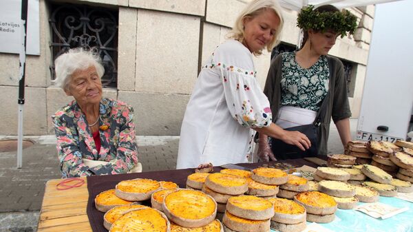 Дзинтра и ее скландраусисы пользовались у посетителей ярмарки огромным успехом - Sputnik Латвия