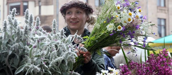 Травяной базарчик на Домской площади Риги - Sputnik Латвия