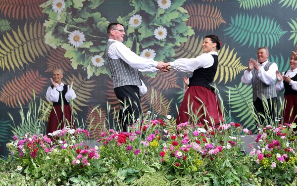 В преддверии праздника Лиго в Риге на Домской площади прошла традиционная Травяная ярмарка - Sputnik Латвия