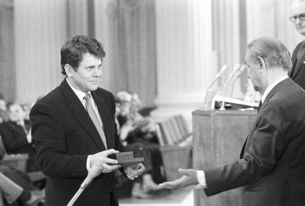 Георгий Марков вручает Государственную премию СССР Юрису Подниексу - Sputnik Латвия