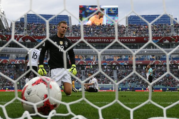 Вратарь Бернд Лено (Германия) пропускает гол во время матча Кубка конфедераций-2017 по футболу между сборными Австралии и Германии Вратарь Бернд Лено (Германия) пропускает гол во время матча Кубка конфедераций-2017 по футболу между сборными Австралии и Германии - Sputnik Латвия