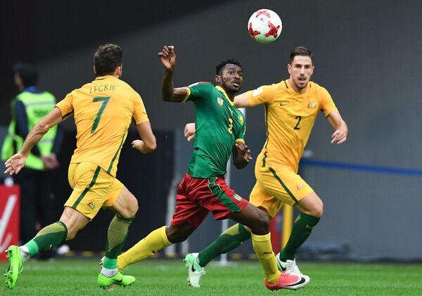 Слева направо: Мэттью Леки (Австралия), Андре-Франк Замбо (Камерун) и Милош Дегенек (Австралия) во время матча Кубка конфедераций-2017 по футболу между сборными Камеруна и Австралии Слева направо: Мэттью Леки (Австралия), Андре-Франк Замбо (Камерун) и Милош Дегенек (Австралия) во время матча Кубка конфедераций-2017 по футболу между сборными Камеруна и Австралии - Sputnik Латвия