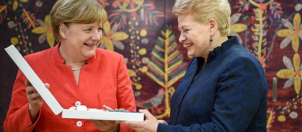 Президент Литвы Даля Грибаускайте наградила Большим крестом ордена Витаутаса канцлера Германии Ангелу Меркель Президент Литвы Даля Грибаускайте наградила Большим крестом ордена Витаутаса канцлера Германии Ангелу Меркель - Sputnik Латвия