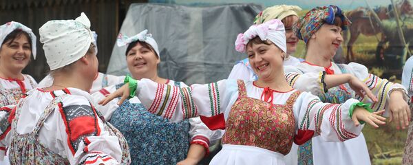 Женщины в русских национальных костюмах - Sputnik Латвия