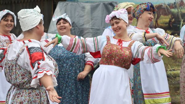 Женщины в русских национальных костюмах - Sputnik Латвия