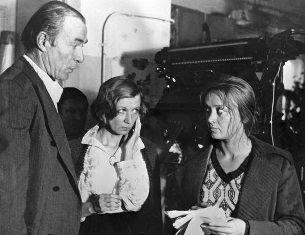 Слева направо: Николай Гринько, Алла Демидова и Маргарита Терехова на съемках фильма Зеркало режиссера Андрея Тарковского - Sputnik Латвия