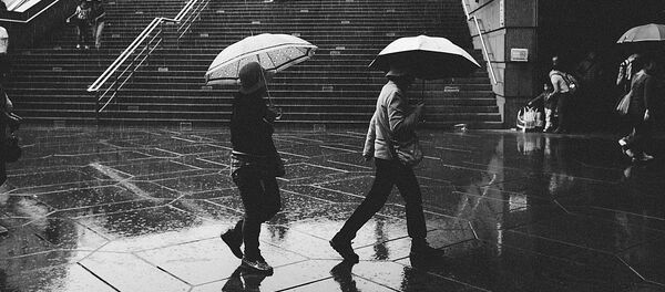 Люди с зонтиками под дождем Люди с зонтиками под дождем - Sputnik Latvija