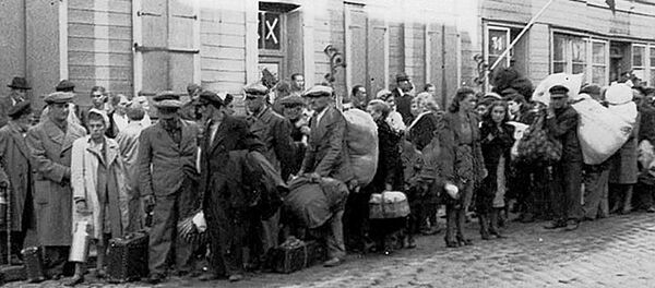 Беженцы, не успевшие эвакуироваться и возвращенные пятой колонной в оккупированную Ригу. Июль 1941 года - Sputnik Латвия