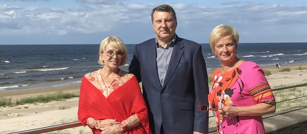 Хозяйка фестиваля Лайма Вайкуле и продюссер Элите Милграва с президентом Латвии Раймондом Вейонисом Хозяйка фестиваля Лайма Вайкуле и продюссер Элите Милграва с президентом Латвии Раймондом Вейонисом - Sputnik Latvija