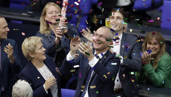 Члены зеленой партии празднуют принятие закона об однополых браках в Бундестаге - Sputnik Latvija