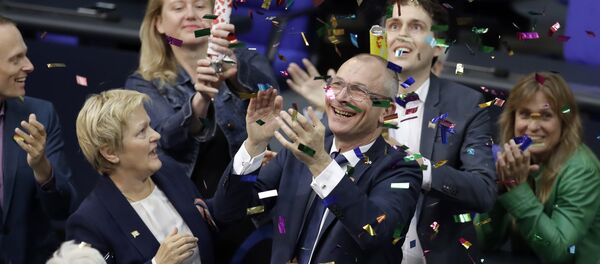 Члены зеленой партии празднуют принятие закона об однополых браках в Бундестаге Члены зеленой партии празднуют принятие закона об однополых браках в Бундестаге - Sputnik Latvija