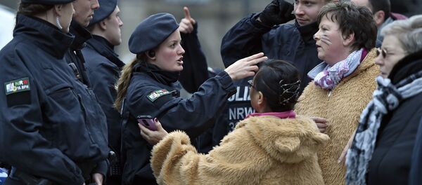 Усиленная работа полиции во время Кёльнского карнавала в Германии - Sputnik Латвия