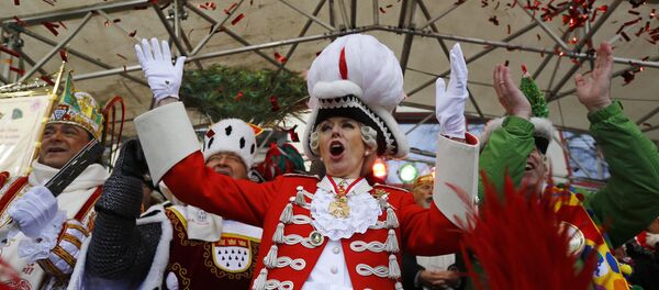 Мэр Кельна Генриетта Рекер на карнавале Weiberfastnacht Мэр Кельна Генриетта Рекер на карнавале Weiberfastnacht - Sputnik Latvija