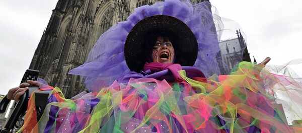 Женщина перед собор в Кельне во время уличных карнавалов - Sputnik Латвия