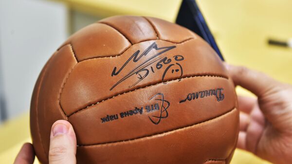 Автограф Диего Марадоны на футбольном мяче - Sputnik Латвия