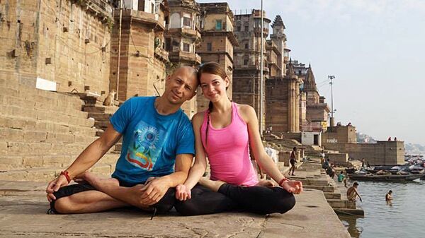 Сергей с женой Кариной на набережной индийского города Варанаси - Sputnik Латвия