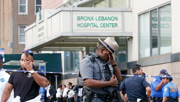 Полицейские у входа в Ливанскую больницу в Нью-Йорке - Sputnik Латвия